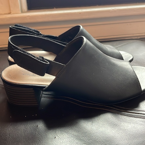 Clark’s leather open toe sandals. - Picture 2 of 7